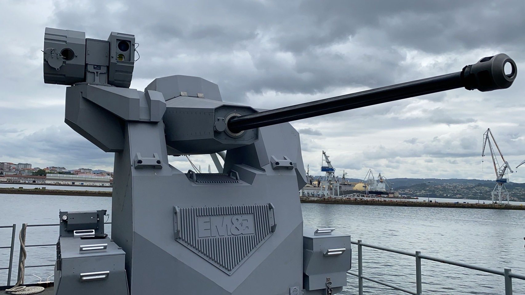 บริษัท จักรวาล แอดวานซ์ เทคโนโลยี จำกัด ส่งมอบระบบปืนกล ๓๐ มม. และระบบควบคุมการยิง (FCS) ให้กับกองทัพเรือ ณ บริษัท Escribano Mechanical & Engineering